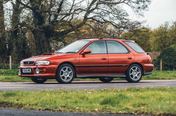 За разлика от повечето автомобили в този списък, Subaru Impreza 2000 Turbo (известен и като WRX) беше замислен като обикновен, семеен модел.
Пристигайки в Европа през 1994 обаче, Impreza 2000 Turbo нанесе на тогавашната местна бригада хотхечове удар, който тя нямаше да забрави. Японката произвеждаше 208 к.с. от своя 2-литров турбодвигател, и ускоряваше до стотака за 5,9 секунди благодарение до голяма степен и на задвижването на четирите колела.
Impreza също беше сравнително изгодна финансово. В Обединеното кралство, един от най-големите експортни пазари на марката, тя се продаваше като седан само за 17 499 британски, а като спортното комби струваше допълнително 500 лири.